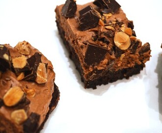 Brownie gjord på mandelmjöl med chokladfrosting