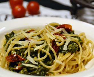 Spaghetti med spenatsås & torkade tomater