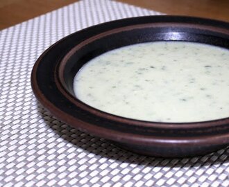 Zuccninisoppa med fänkål och blåmögelost