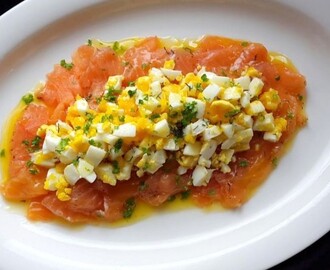 Gravad lax med ägghack och skirat smör