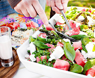 Somrig melonsallad med sparris och fetaost