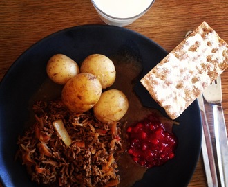 Kålgryta med potatis och rårörda lingon