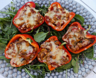 Paprika med soltorkade tomater och kikärtsröra- vegetariskt