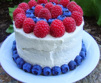 Minitårta: Vaniljtårta med hallon och blåbär