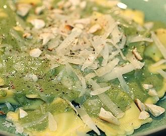 Grön dröm med Ravioli toppad med Nötter & Parmesan