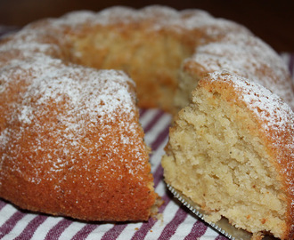 Sockerkaka med äpple och mandelmassa