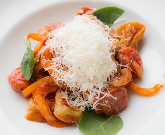 Ricotta/spenat tortellini med salsiccia, fänkål och tomatsås