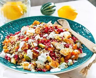 Sandras ljumna kycklingsallad med halloumi och granatäpple