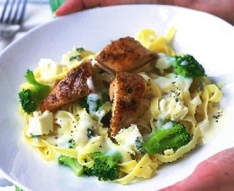 Pasta med krämig ostsås och broccoli