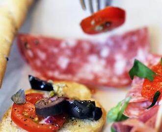Crostini med ricotta, soltorkade tomater och salami