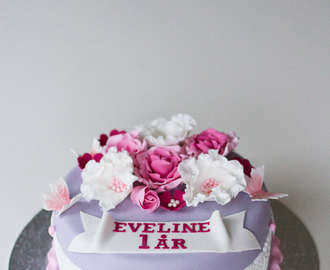 Rosa och lila tårta med blommor till Eveline