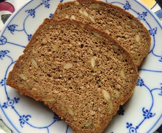 Ännu en variation på grovt glutenfritt formbröd - med sesamfrön, hampafrön, teffmjöl, hirsmjöl och havtornspulver