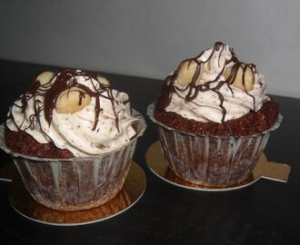 Chokladcupcakes med macadamianötter och mjölkchokladfrosting