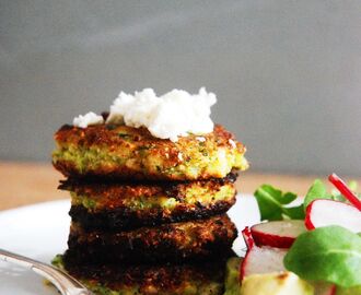 Saras fritters med broccoli, blomkål och parmesan