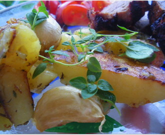 Stekta potatisklyftor med vitlök och citron gott tillbehör till det grillade.