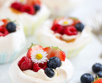 Mini Pavlova – Recept med kola och bär