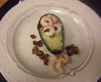 Gratinerad avocado med bacon, vitlökssmör och räkor