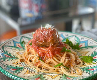 Spaghetti med stora köttbullar i tomatsås
