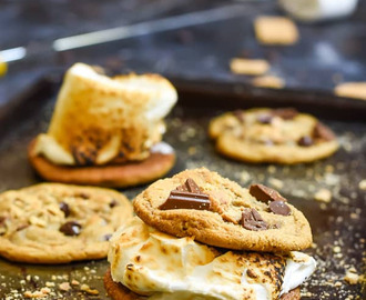 Chocolate chip cookies med smälta marshmallows
