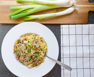 Tagliatelle med svamp, bacon och salladslök