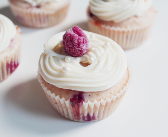 Halloncupcakes med vitchoklad- och citronfrosting