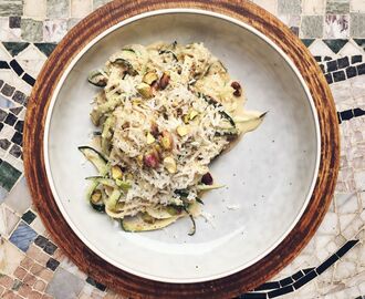 Zoodles med en sås på hasselnötter och pecorino