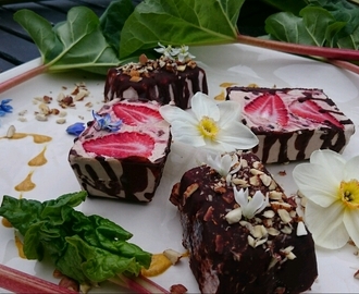 Quinoaglass med rabarber, jordgubbar och choklad