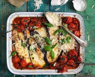 Auberginegratäng med mozzarella och tomater