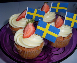 Vit choklad cupcakes med jordgubbar och lemon curd