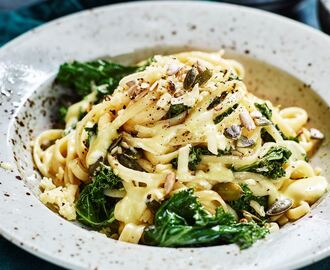 Vegetarisk pasta med grönkål, ost och frön - Recept | Arla