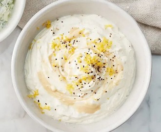 Yoghurtsås med tahini och citron