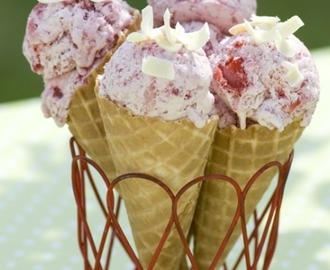 Yoghurtglass med jordgubb och vit choklad