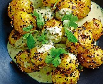 Ristede kartofler med indiske krydderier | Opskrift | Ristede kartofler, Indiske snacks, Aftensmad