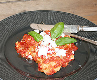 Hemmagjord Gnocchi i tomatsås, toppad med fetaost!