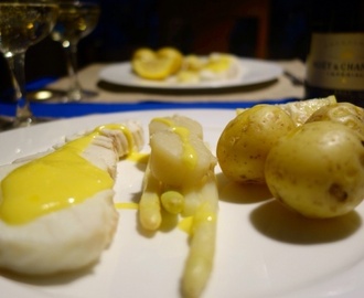 Pocherad hälleflundra med vit sparris, pilgrimsmusslor och hollandaise