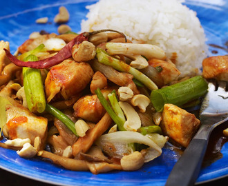 Gai pad met mamuang (Kyckling med chili och cashewnötter )