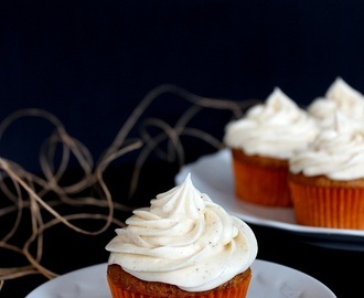 Carrot cake cupcakes with cinnamon cream cheese frosting / Morotscupcakes med kanel frosting
