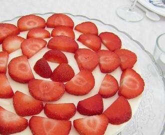 Vaniljmoussetårta med jordgubbar