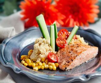 Stekt lax med sallad och rostad blomkålshummus