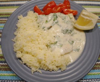 En enkel fiskgratäng med gröna blad och ost.