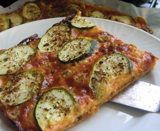 Glutenfri vegopizza med zucchini, vitlök och scamorza.