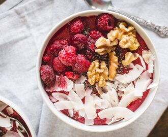 Raspberry semolina porridge