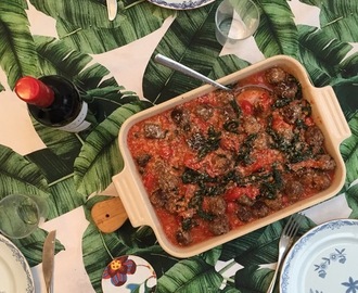 Italienska köttbullar med tomatsås och svartkål