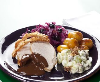 Svinekam med rødkål, brune kartofler og waldorfsalat opskrift | Waldorfsalat, Svinekam, Jul mad