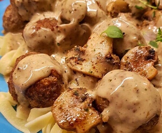 Tagliatelle med champinjonsås och köttbullar