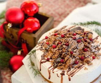 No-Bake Gingerbread Baileys Cheesecake with Gingerbread Chocolate Fudge Sauce (Pepparkakscheesecake med Baileys och Chokladfudgesås med smak av Pepparkaka)