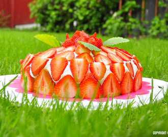Mazarintårta med jordgubbar och vaniljkräm