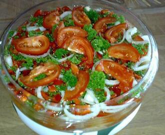 Gills tomatsallad med lök, vitlök och örter