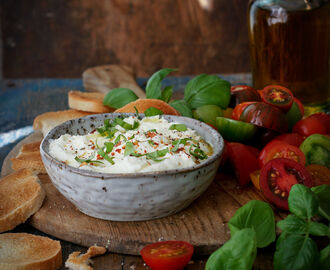 Vispad mozzarella med rostad baguette och tomater