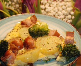 Västerbottensomelett med prinskorv, köttbullar och potatis